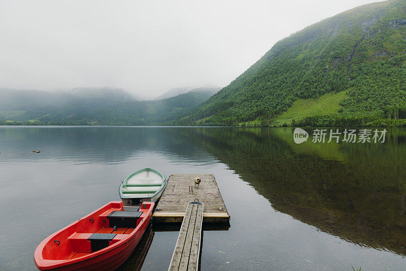 挪威湖边风景优美的夏日清晨