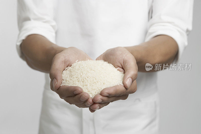 厨师手中的白米饭(中间部分)