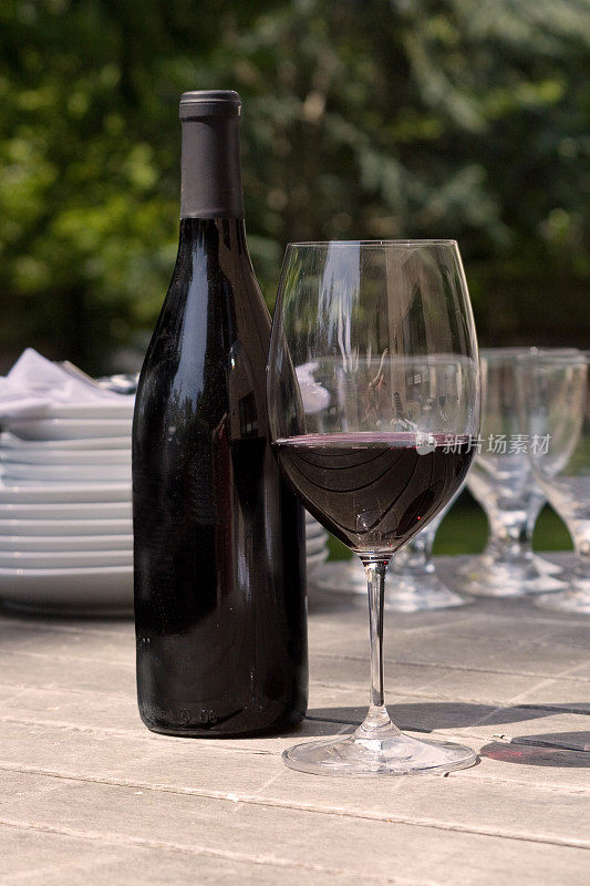 户外用餐用的葡萄酒和玻璃杯