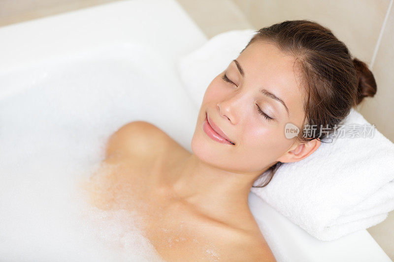 洗澡的女人在沐浴中放松