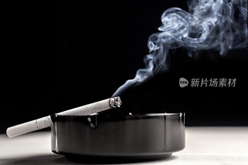 烟灰缸里的香烟和烟雾