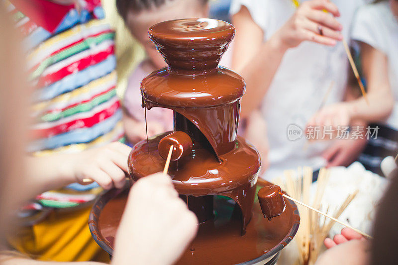 巧克力喷泉火锅，水果和棉花糖的儿童派对