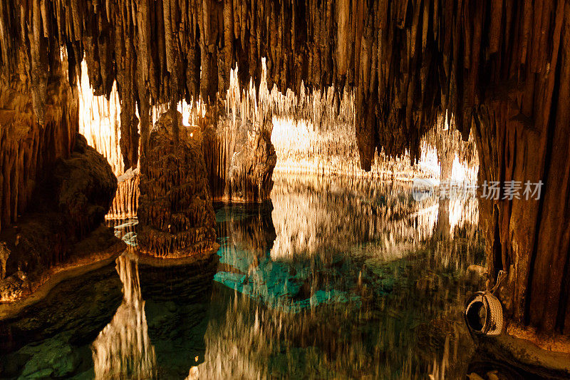 水中倒影的德拉克洞穴