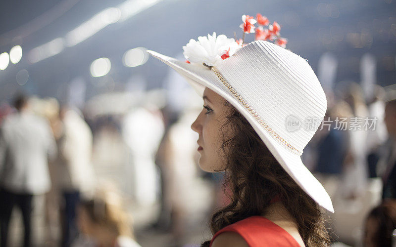美丽的女孩戴着樱花花帽