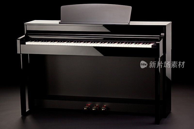 黑色背景上的钢琴