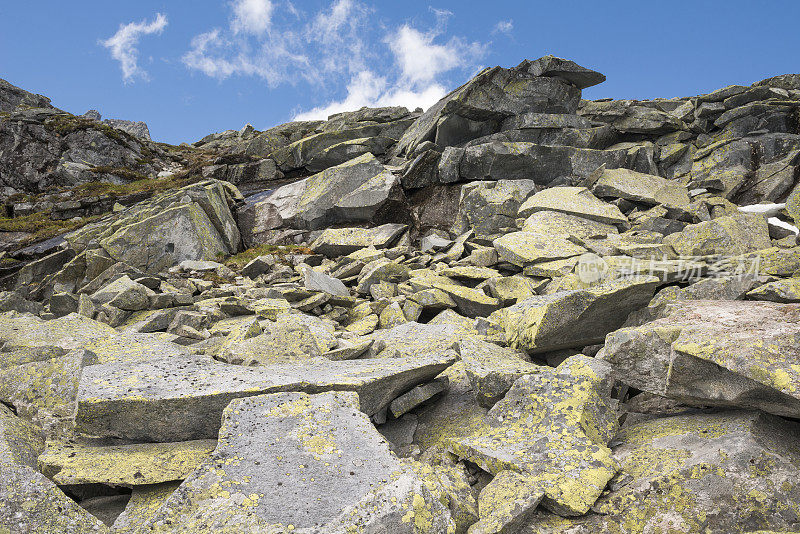 阿尔卑斯山峰脚下的碎石或岩屑坡