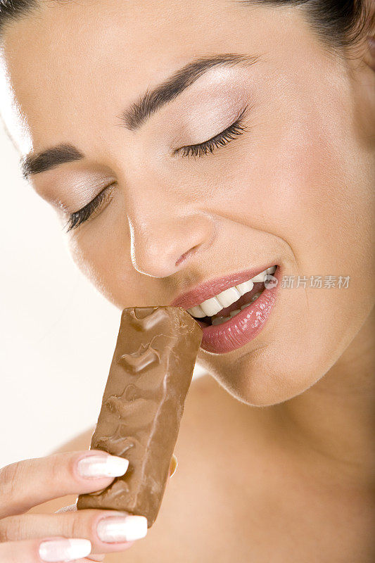 女人吃巧克力