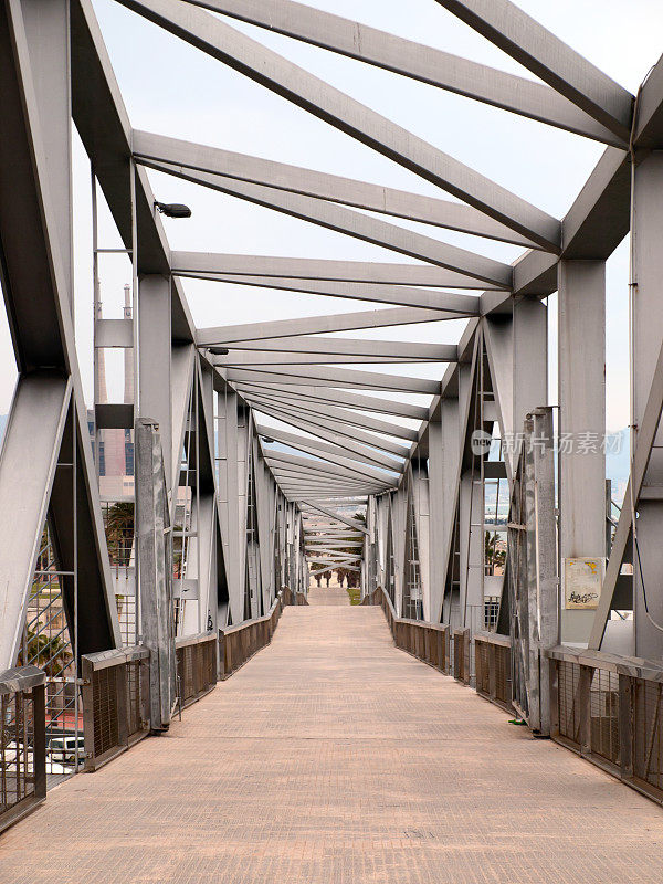 西班牙巴塞罗那的一座桥的金属结构
