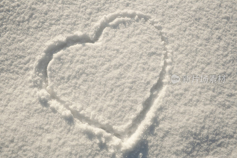 画在雪中的心