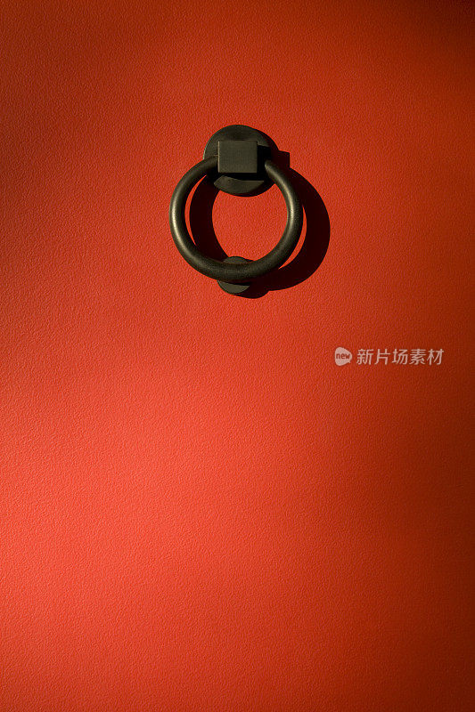 红门上的黑铁圆门环。