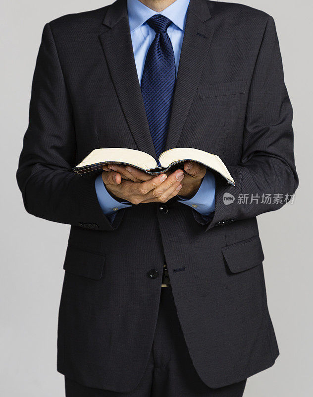 男人拿着圣经