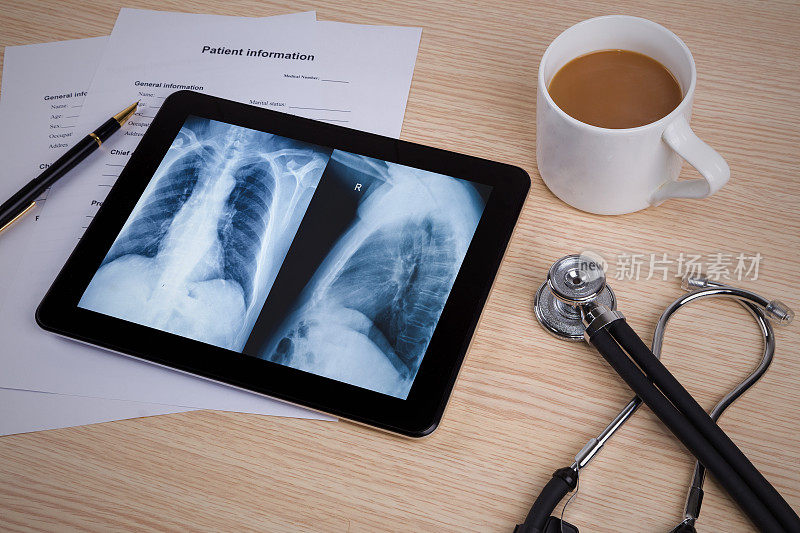 远程医疗:带听诊器和胸部x光片的数字平板电脑