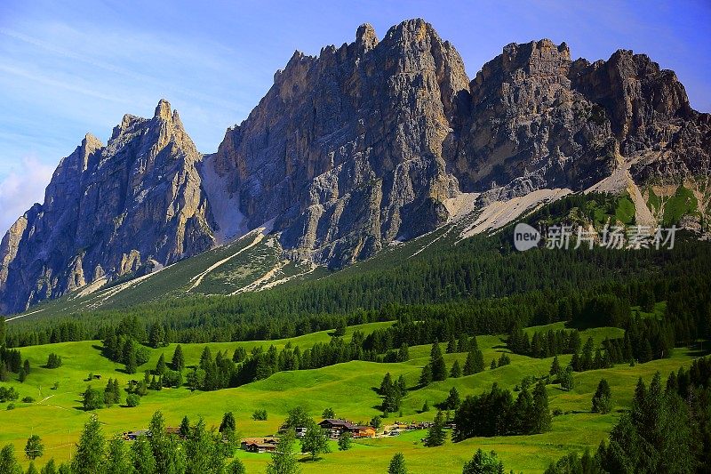 阿尔卑斯山田园诗般的风景，科尔蒂纳村小屋，意大利泰洛阿尔卑斯山
