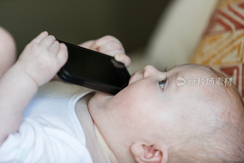 婴儿咀嚼手机