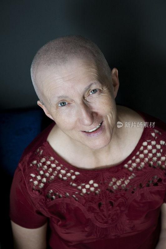 癌症患者面带微笑，充满希望
