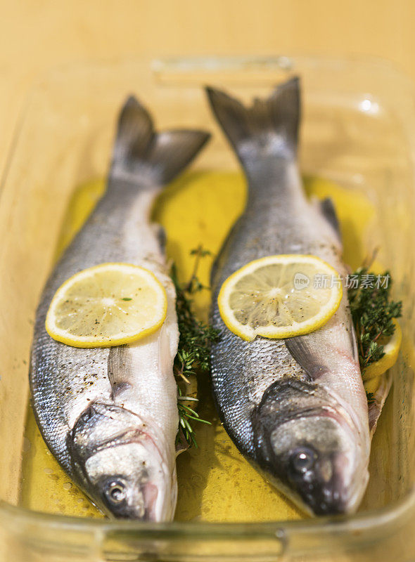 地中海鲈鱼塞满柠檬准备烤箱。