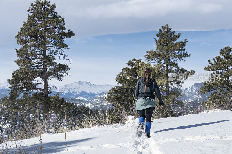 穿雪鞋的雪山步道和科罗拉多州的埃文斯山