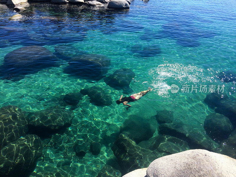 夏天在太浩湖的女人