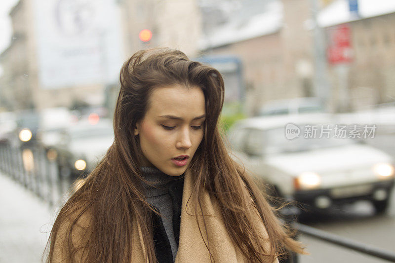 年轻的白人女孩模特走在乌克兰利沃夫大街上