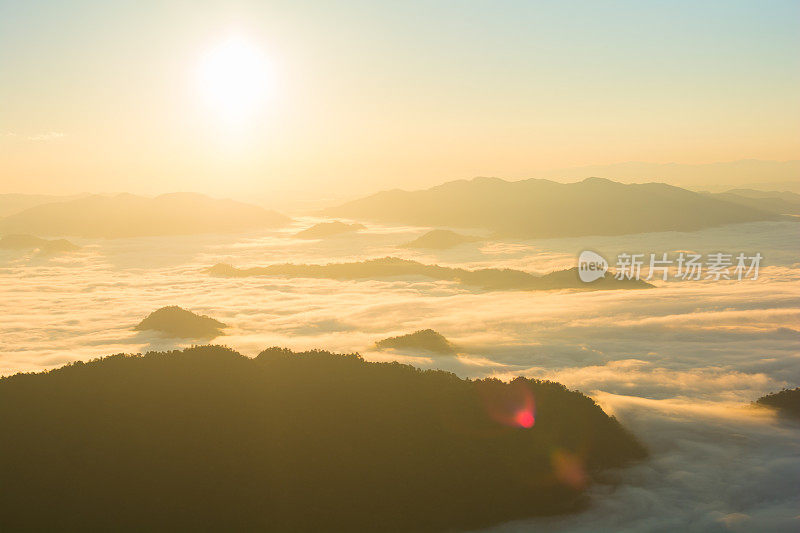 泰国北部的山景日出和薄雾