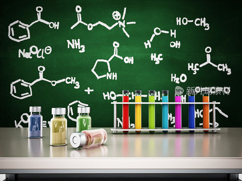 实验用试管和化学药品放在桌面上。以化学公式为背景的黑板