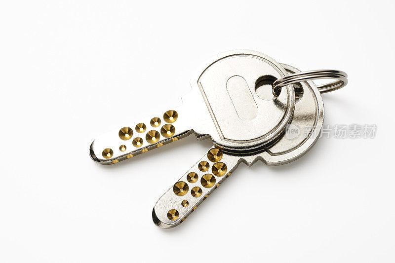 两个钥匙与钥匙圈在白色背景