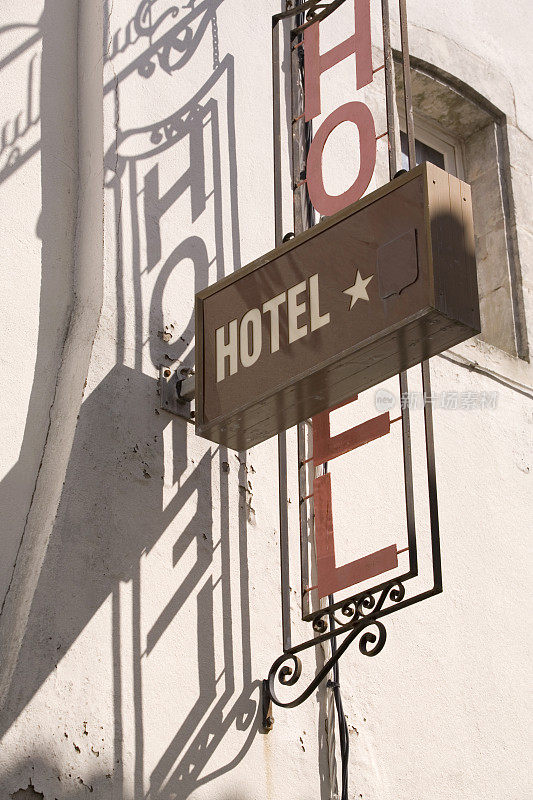 酒店的标志和它在白色墙上的影子