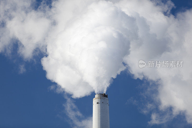 电厂。污染、吸烟。极化蓝天