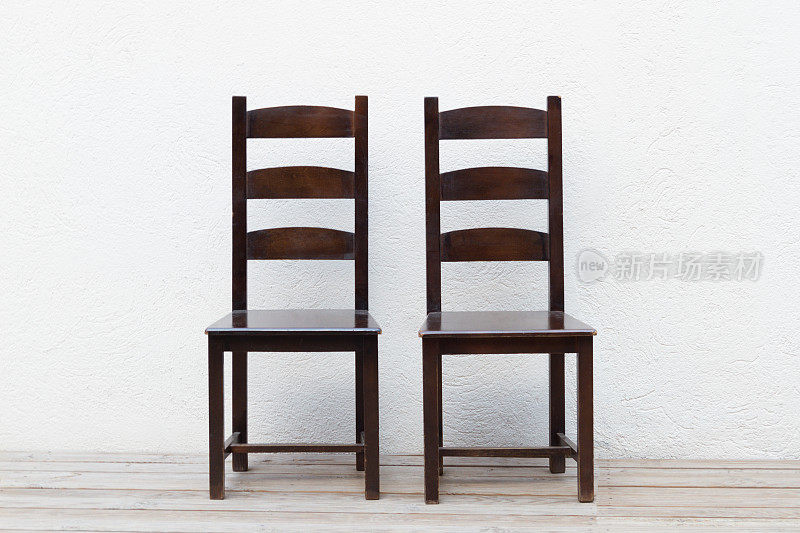 两把旧木椅