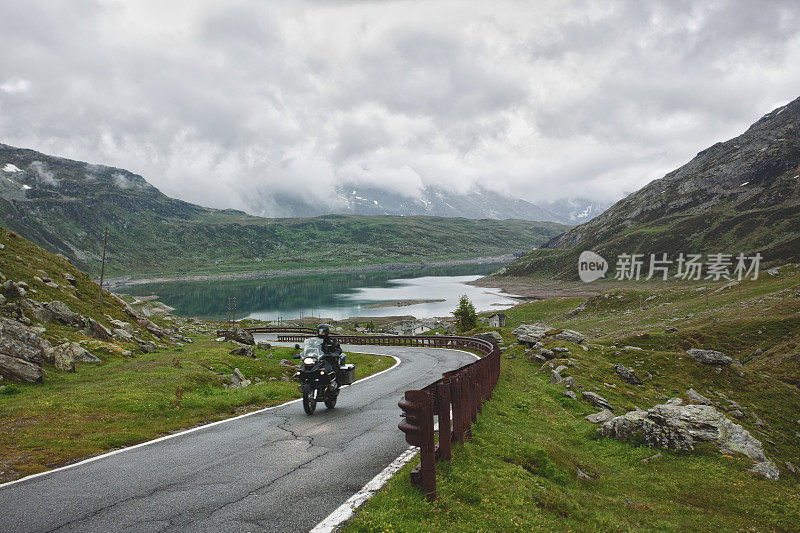 斯普吕根山，雾蒙蒙的山路