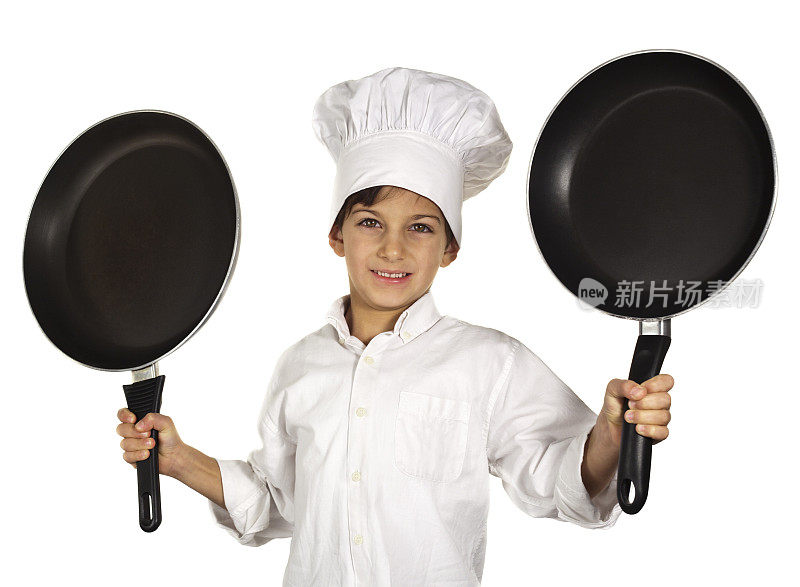微笑的小厨师和两个煎锅
