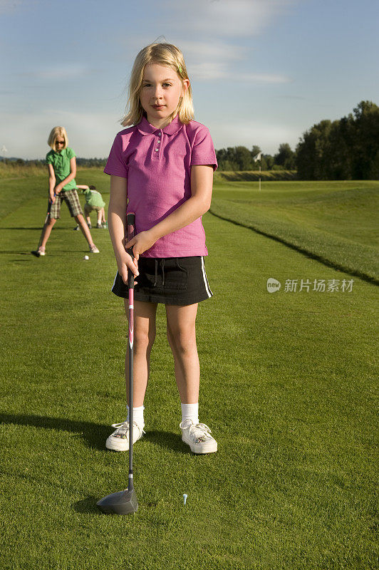 拿着高尔夫球杆的女孩