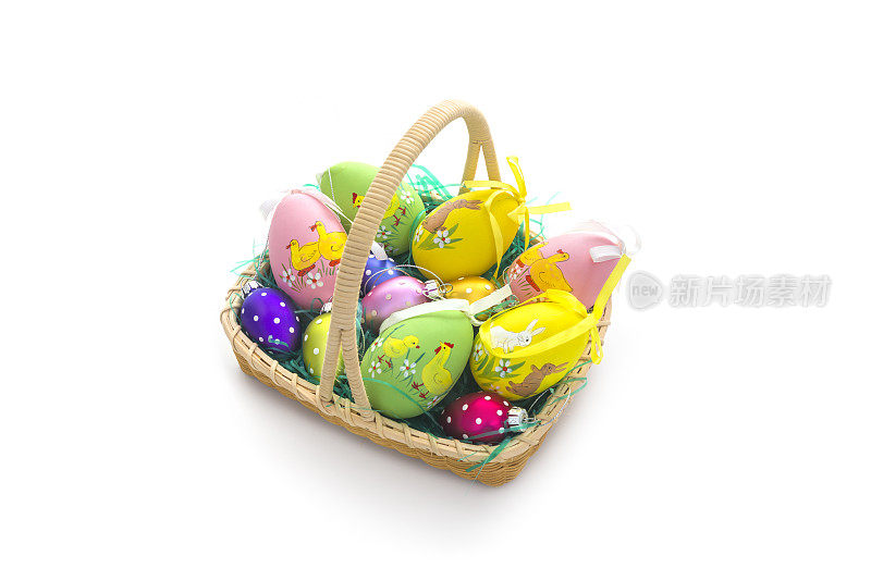 白色背景上有彩蛋的复活节篮子