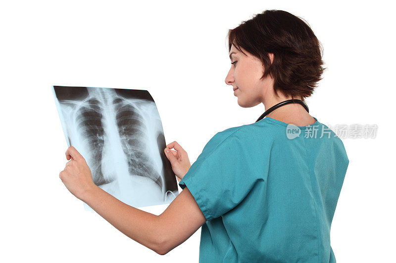 女性放射科医生正在进行肺部x光检查