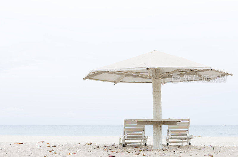 印度洋上的遮阳伞和沙滩椅
