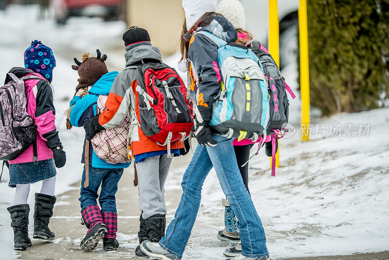 孩子们走路去上学
