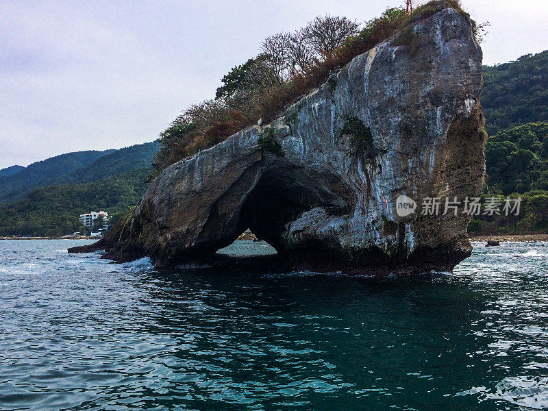 墨西哥巴亚尔塔港的海洋岩层