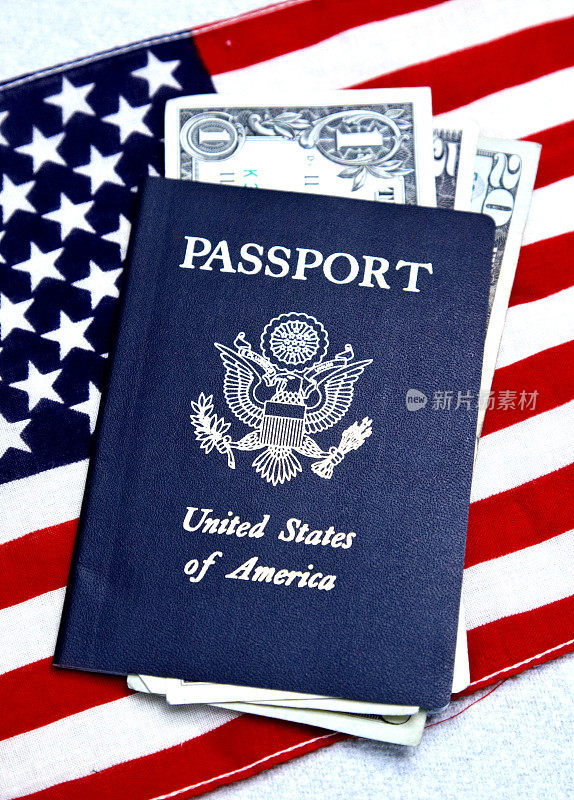美国护照美元印在星条旗上