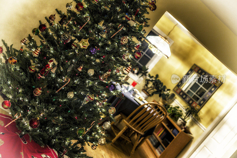 装饰圣诞树和节日餐桌
