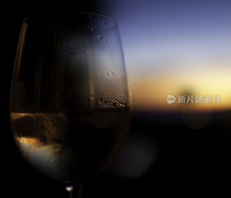 夕阳映在酒杯里