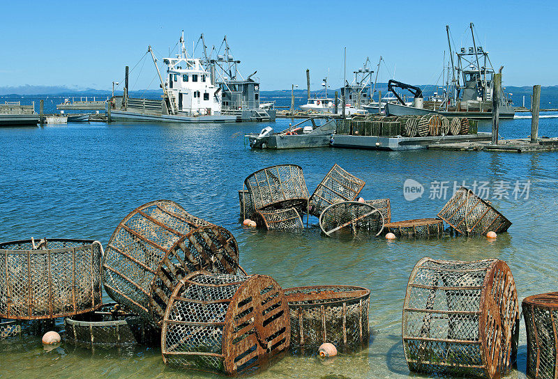 威拉帕湾的金属笼子和牡蛎船