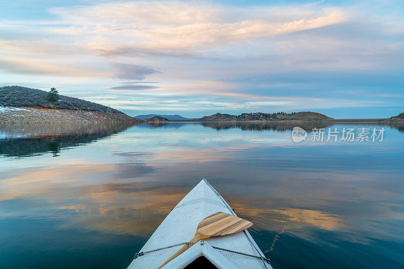 在科罗拉多州的冬季划独木舟