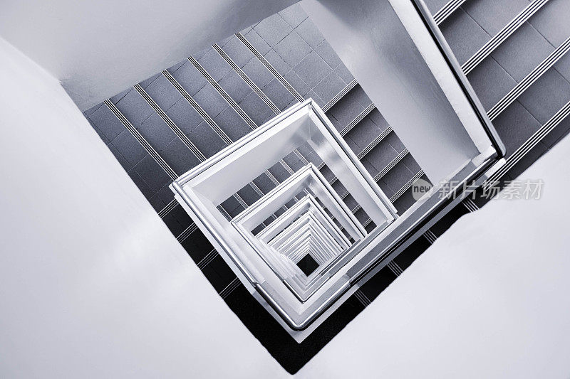 白色的楼梯通向地面