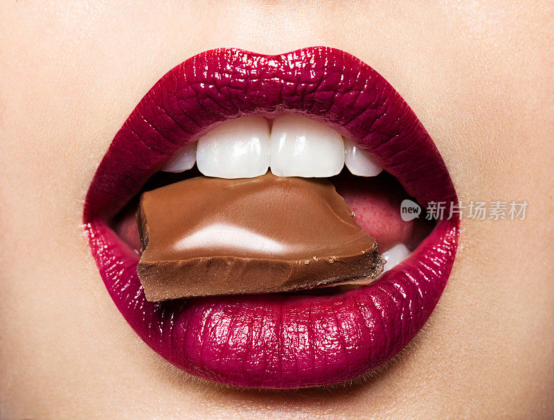 美丽的女性嘴唇与巧克力