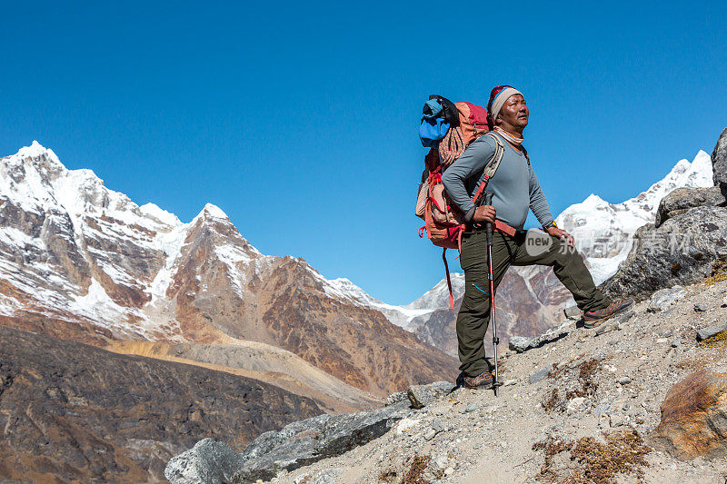 喜马拉雅山高海拔尼泊尔导游向上看