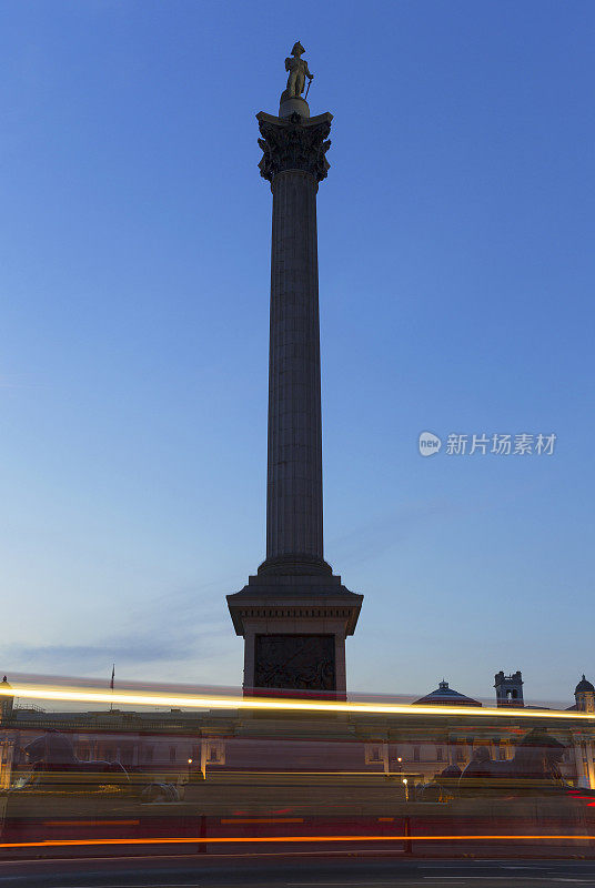 伦敦黄昏时的特拉法加广场和纳尔逊圆柱