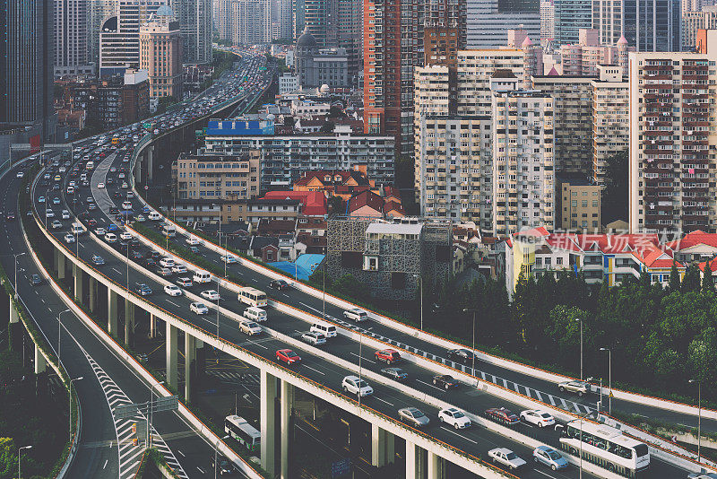 中国上海的高架公路。