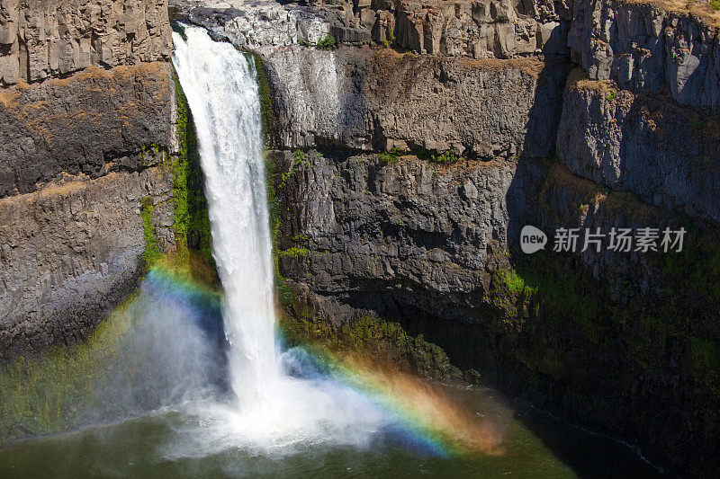 彩虹在帕卢斯瀑布，华盛顿