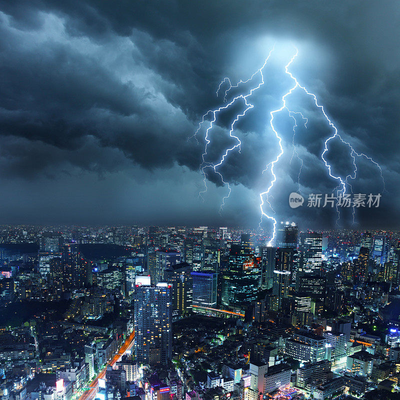 雷雨期间，城市摩天大楼上空的闪电