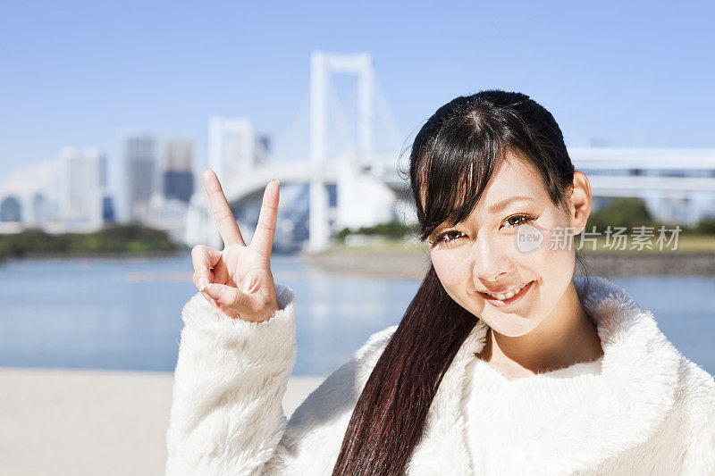 年轻美丽的日本女人在东京